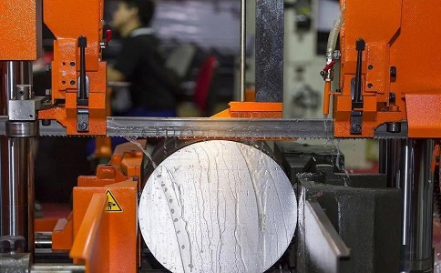 阳日镇立式金属带锯床切削出现跑带故障解决方法！